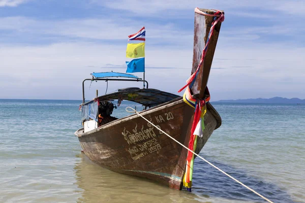 Fishing boat stands at the beach, after a night of tuna fishing. Thai national boat. Thailand — Stock Photo, Image