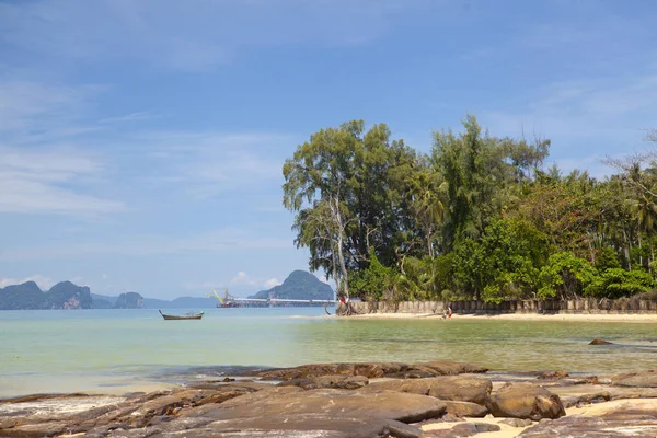 Schöner Sandstrand mit tropischem Wald. Thailand — Stockfoto