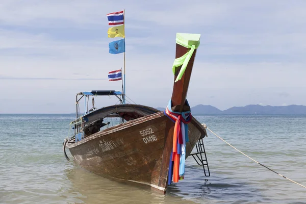 Fishing boat stands at the beach, after a night of tuna fishing. Thai national boat. Thailand — Stock Photo, Image