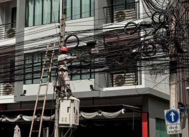 Electric.Working adam bir elektrik arıza kablolama onarır. Tayland Bangkok