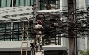 Electric.Working adam bir elektrik arıza kablolama onarır. Tayland Bangkok