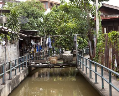 Eski Shacks güncellenmiştir kulübe evler stilts Rıhtımlar üzerinde suda üzerinde durmak. Yoksul insanların evleri. Tayland Bangkok