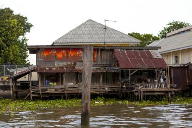 Eski kulübeleri, yoksul mahallelerde su Nehri üzerinde. Tayland Bangkok.