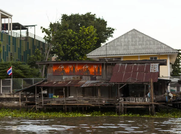 Die alten Baracken, Hüttenhäuser stehen auf Stelzen im Wasser am Ufer. Häuser armer Menschen. Thailand bangkok — Stockfoto