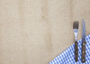 Arka plan için belgili tanımlık yemek listesi. Masa örtüsü çuval bezi, çatal, bıçak biftek ve peçete. Biftek Restoran için bir menü oluşturmak için kullanılır.