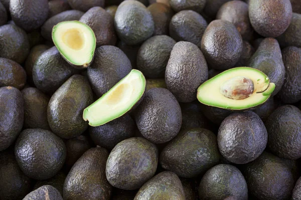 Vers, sappig fruit avocado liggend op de teller. Grote foto voor een fruit-winkel. — Stockfoto