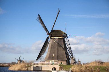 Eski değirmen tebeşir ve un. Hollanda kırsal güzel fon.