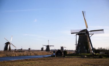 Eski Hollanda yel değirmenleri, Holland, kırsal expanses. Yel değirmenleri, Holland sembolü.