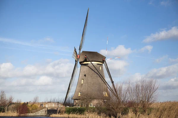 Старий млин крейдою і борошно. Красивим тлі сільській місцевості Голландії. — стокове фото