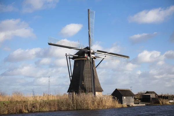 Holland molino de viento. Tiza de molino viejo y harina. El hermoso telón de fondo del campo de Holanda . —  Fotos de Stock