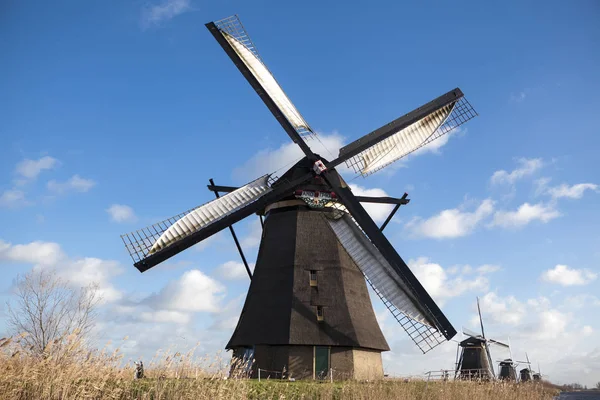 オランダの風車。古いミルのチョークと小麦粉。オランダの田舎の美しい背景. — ストック写真