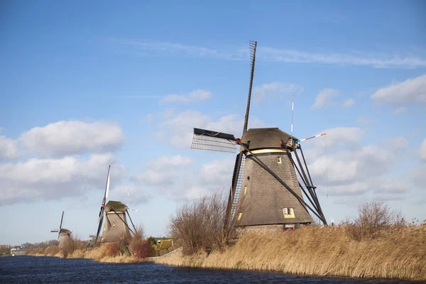 Os antigos moinhos de vento holandeses, Holanda, extensões rurais. Moinhos de vento, o símbolo da Holanda . — Fotografia de Stock
