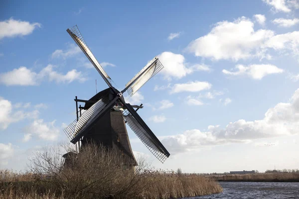 Старые голландские ветряные мельницы, Голландия, сельские просторы. Ветряные мельницы, символ Голландии . — стоковое фото