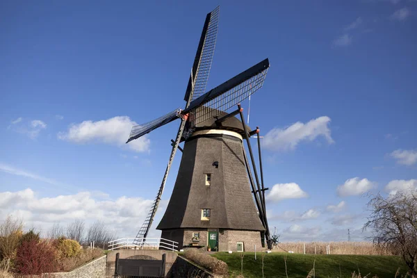 De oude Nederlandse windmolens, Holland, landelijke uitgestrektheid. Windmolens, het symbool van Holland. — Stockfoto