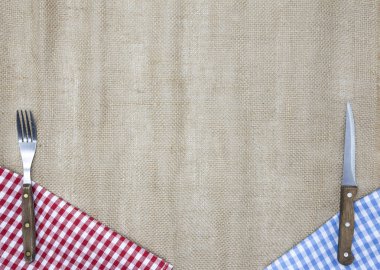 Tablo, çatal ve bıçak kenarlarında hafif kumaş. Arka plan barlarını bir menü oluşturmak için.