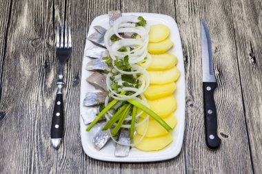 Hollanda ulusal meze, soğan ile ringa balığı. Lezzetli adet haşlanmış patates ve soğan plaka ile İzlanda ringa balığı.
