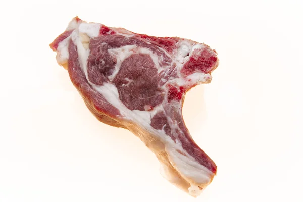 Die rohen Lammscheiben Nahaufnahme. Australisches Lamm. Teil des Kadavers eines Schafssattels auf dem Knochen. frisches Fleisch mit Fettstreifen. — Stockfoto