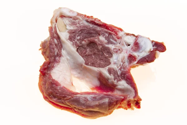 Сырая баранина режет крупным планом. Австралийская баранина. Часть туши овечьего седла на кости. Свежее мясо с полосками жира . — стоковое фото