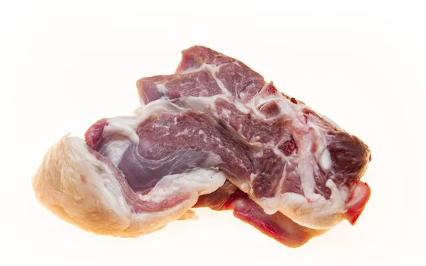 Lammscheiben in Großaufnahme. Australisches Lamm. Teil des Kadavers eines Schafssattels auf dem Knochen. frisches Fleisch mit Fettstreifen. — Stockfoto