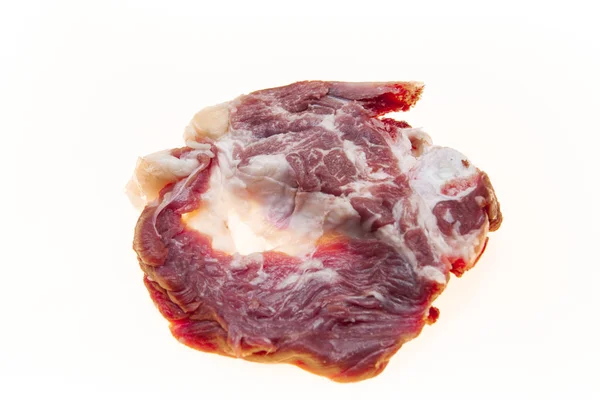 Primer plano de las rebanadas de cordero. Cordero australiano. Parte de la canal de una silla de montar de oveja en el hueso. Carne fresca con rayas de grasa . —  Fotos de Stock