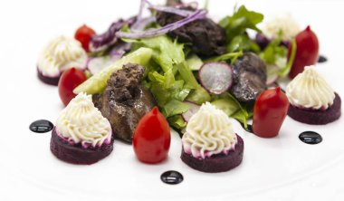 Tavuk karaciğer balsamik soslu salata, meze. Sıcak tavuk Karaciğer Salata marul üzerine bir tabak portre ile.