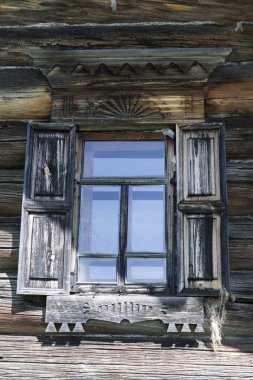 Eski pencere cam ve arka plan üzerinde mavi bir gökyüzü ile kırsal günlük ev ahşap duvar ile