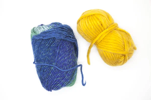 Зеленый синий и желтый шар шерстяной пряжи для вязания крупным планом на белом фоне — стоковое фото
