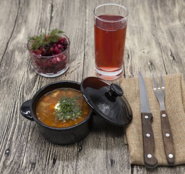 Rustik yemek sığır eti, pancar salatası ve masanın üzerine suyu ile domates çorbası.