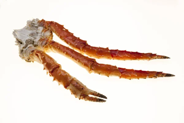 Patas de cangrejo de cerca sobre un fondo blanco. Cangrejo del Lejano Oriente, un manjar. Racimo de cangrejo —  Fotos de Stock
