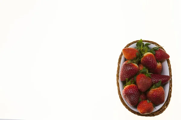 Erdbeer Hintergrund, Korb mit reifen Erdbeeren Nahaufnahme auf weißem Hintergrund. — Stockfoto