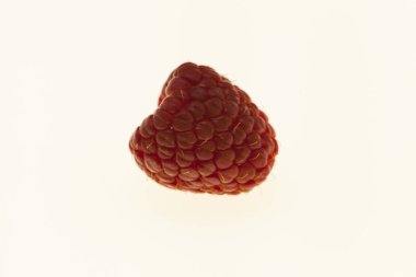 beyaz zemin üzerinde olgunlaşmış ahududu tatlı.