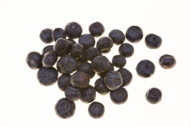 Beyaz bir arka plan üzerinde olgunlaşmış yaban mersini yakın çekim.