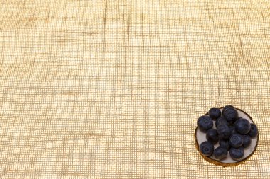 Yaban mersini bir keten arka plan portre üzerinde ahşap bir tabakta. Şekerleme için arka plan, café taze çilek pasta için.