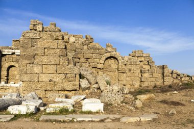 Antik kentin eski yıkık duvarlar. Antik kalıntılar ve güneşli yaz günü güzel arka plan.