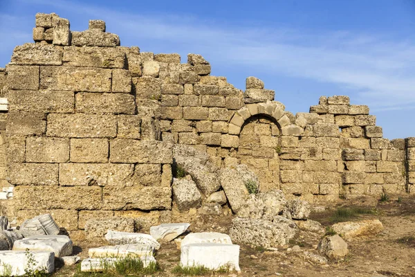 Το παλιό ερειπωμένο τείχη της αρχαίας πόλης. Πανέμορφο φόντο με αρχαία ερείπια και ηλιόλουστης θερινής ημέρας. — Φωτογραφία Αρχείου