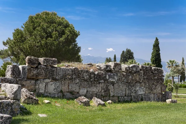 Όμορφο φόντο με αρχαία ερείπια και ηλιόλουστη καλοκαιρινή μέρα. Η παλιά ερειπωμένη τείχη της αρχαίας πόλης . — Φωτογραφία Αρχείου