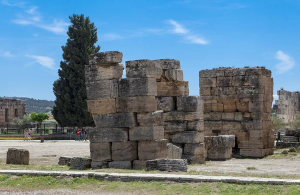 Τα στοιχεία του τείχους της αρχαίας ερειπωμένη κατοικία. Πανέμορφο φόντο από τα ερείπια των ελληνικών πόλεων. — Φωτογραφία Αρχείου