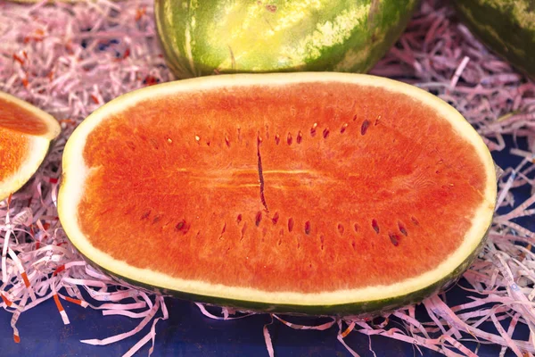 En stor bit saftig vannmelon på landsbymarkedet. . – stockfoto