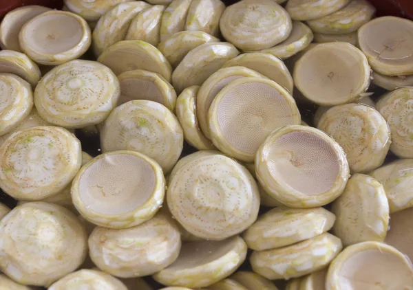 Peeled fruits of the artichoke. Ripe fruit of the artichoke, delicious snack. — Stock Photo, Image