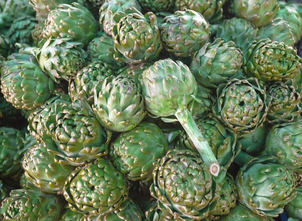 Fresh artichoke at the village market. Large fruit of the artichoke. — Stock Photo, Image