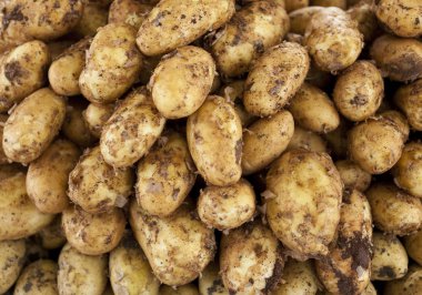 Taze patates köy pazarında kapatın. Yunanistan.