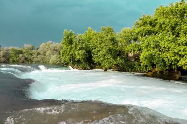 Su boylayacağız. Dağ nehir, orman yeşil hızlı şelale. Dağ nehir, güzel dağ shoal su.