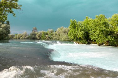 Su boylayacağız. Dağ nehir, orman yeşil hızlı şelale. Dağ nehir, güzel dağ shoal su.