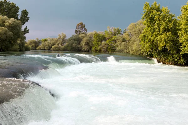 Mountain river, härligt berg shoal vatten. Vatten forsar. Mountain river, skog grön snabba vattenfall — Stockfoto