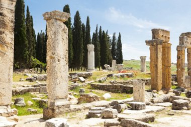 Yıkık bir eski ev duvarı unsurları. Yunan şehirlerini kalıntıları güzel arka plan.