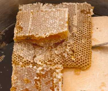 Bal tarak kapatın. Petek ve kaşık köy pazarında büyük parçalar.