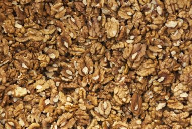 Kabuklu ceviz closeup çanta köy pazarında.