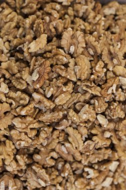 Kabuklu ceviz closeup çanta köy pazarında.