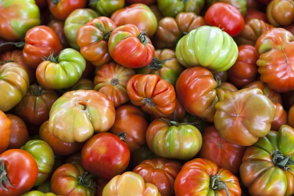 Tomates frescos. Tomates rojos. Mercado de pueblo de tomates ecológicos. Antecedentes cualitativos de tomates . —  Fotos de Stock