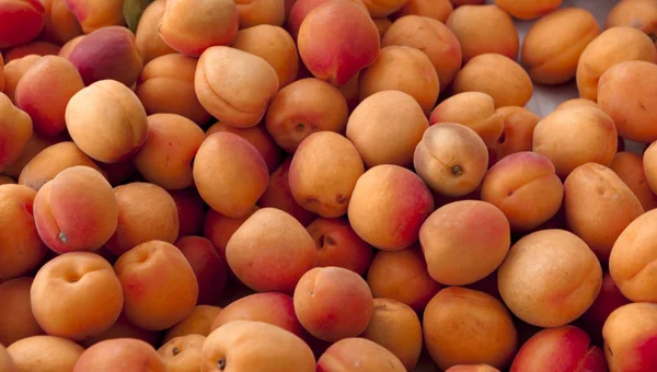 Спелые сочные абрикосы крупным планом на прилавке магазина . — стоковое фото